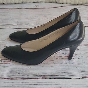 SALVATORE FERRAGAMO Black Leather Pumps Size 9.5 Narrow